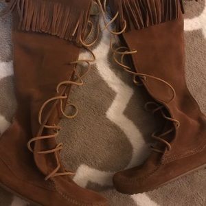 •CLOSET CLEAROUT• Minnetonka Moccasin Boots